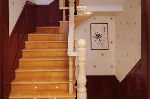 碧江中式别墅室内汉白玉石楼梯的定制安装装饰效果